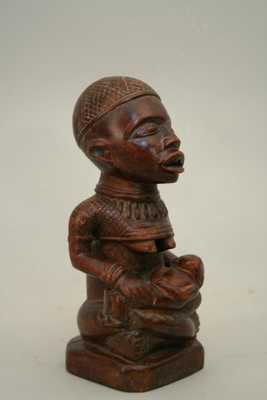 kongo(maternité), d`afrique : Rép.démoncratique du Congo., statuette kongo(maternité), masque ancien africain kongo(maternité), art du Rép.démoncratique du Congo. - Art Africain, collection privées Belgique. Statue africaine de la tribu des kongo(maternité), provenant du Rép.démoncratique du Congo., 1290/5041.Maternité pfemba,région du bas-Kongo.H.22cm.Le bonnet orné,les colliers et les scarifications sont typiquement YOMBE et signe d